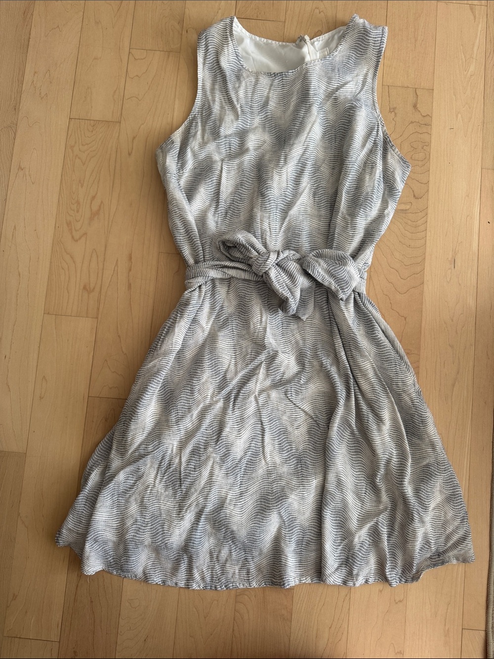 GAP Sleeveless Gray and White Midi Dress with Waist Tie